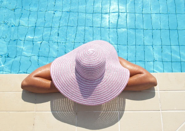수영장에서 즐기는 아름 다운 여자 — 스톡 사진
