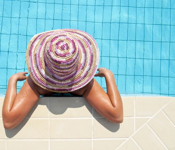 Žena užívat slunce v bazénu — Stock fotografie