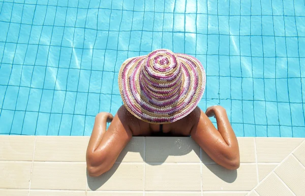 Vértes portréja nő élvezi a nap a medence — Stock Fotó