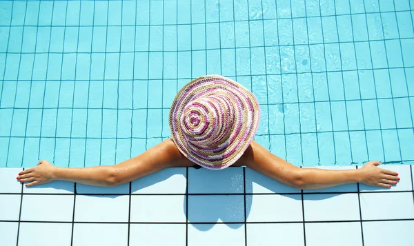 Femme jouissant dans la piscine — Photo