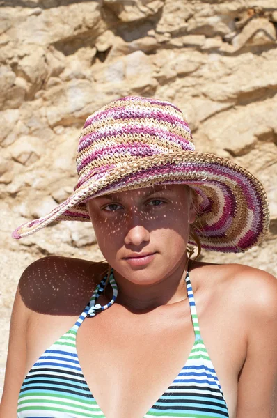 Piękna dziewczyna kobieta ze stawianiem Słomkowy kapelusz — Zdjęcie stockowe