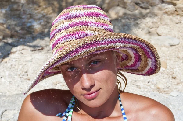 Szalma kalap viselése aranyos lány portréja — Stock Fotó