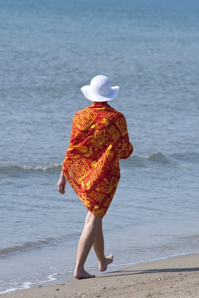 해변을 통해 걷고 관능적인 젊은 여자의 초상화 — 스톡 사진