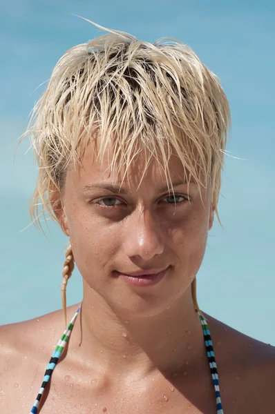 Portret van mooie blonde vrouw in bikini — Stockfoto