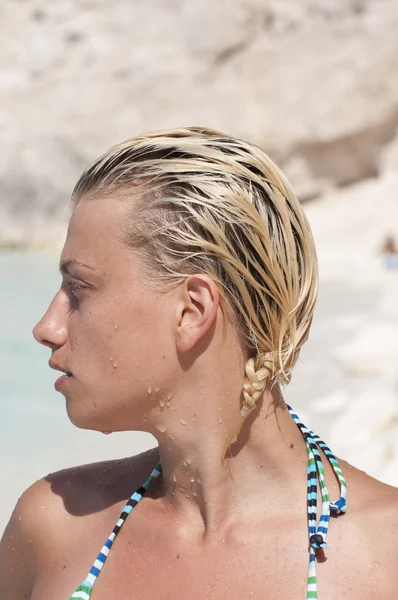 Profil för attraktiv blond kvinna i bikini — Stockfoto