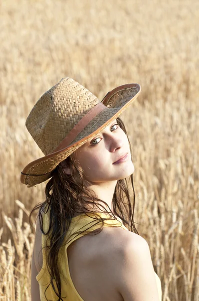 Retrato de una mujer en el campo de trigo — Foto de Stock