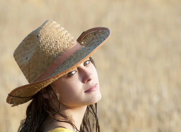 Atrakcyjna kobieta portret w polu pszenicy — Zdjęcie stockowe
