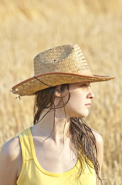 Schöne Frau im Weizenfeld bei sonnigem Tag — Stockfoto