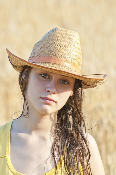 Retrato de menina bonita no campo — Fotografia de Stock
