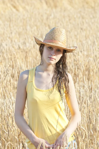 Portret van mooi meisje in tarweveld — Stockfoto