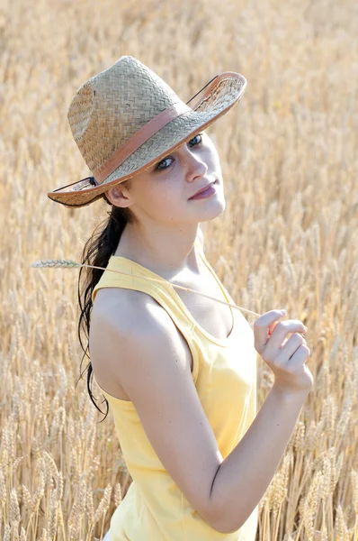 Mooie jonge meisje op tarweveld — Stockfoto