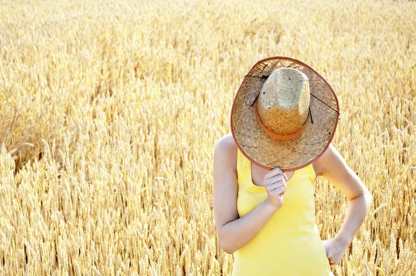 Attraktive Frau versteckt sich hinter ihrem Hut — Stockfoto