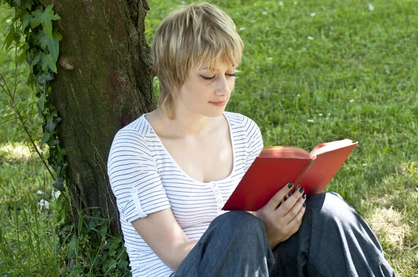 Bella ragazza che legge un libro sulla natura — Foto Stock