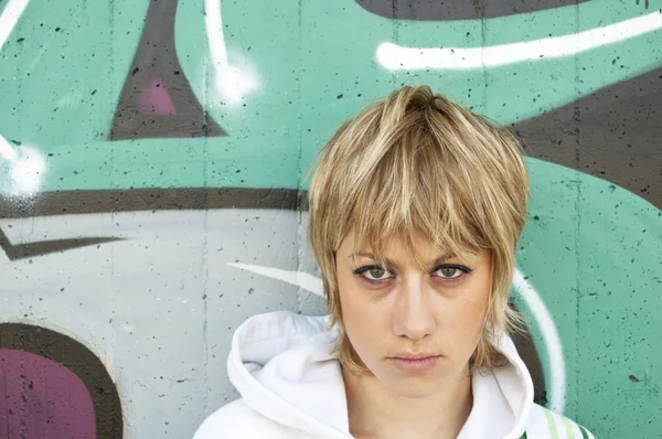 Portret smutny młoda dziewczyna i graffiti tło zbliżenie — Zdjęcie stockowe