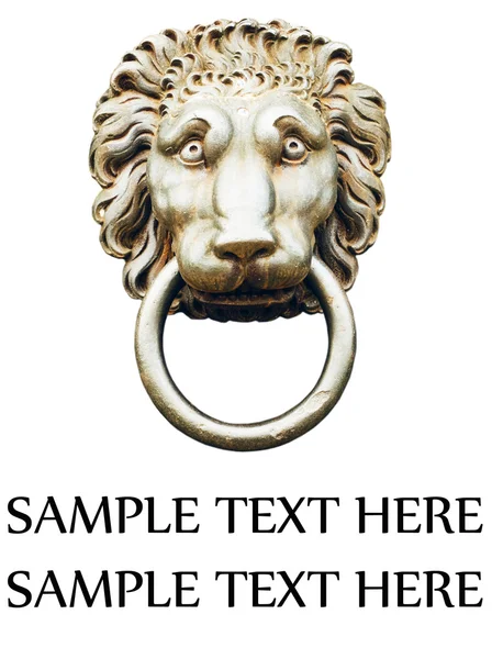 Ρόπτρο πόρτα κεφάλι λιονταριού απομονωθεί σε λευκό — Φωτογραφία Αρχείου