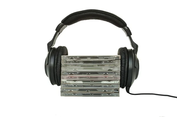 Fones de ouvido e CDs isolados em branco — Fotografia de Stock