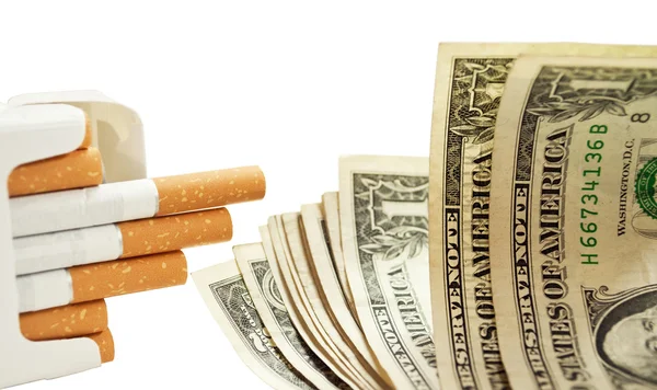 Krabičku cigaret a dolary - přestat kouřit koncept — Stock fotografie