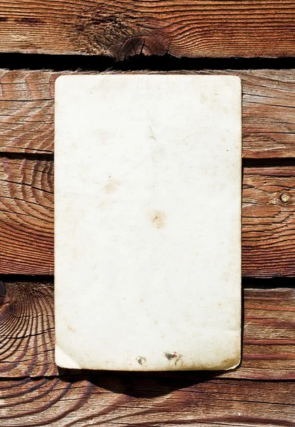 Vintage papier met ruimte voor tekst op oud hout — Stockfoto