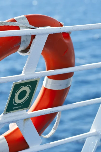 Boa di salvataggio contro l'acqua blu del mare — Foto Stock