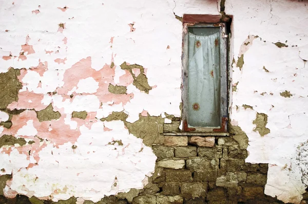 Terk edilmiş evde duvara kırık pencere — Stok fotoğraf