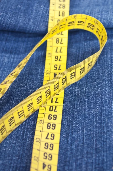 Modré džíny a student - koncepce nadváhy — Stock fotografie