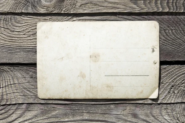 Vintage briefkaart op houten muur — Stockfoto