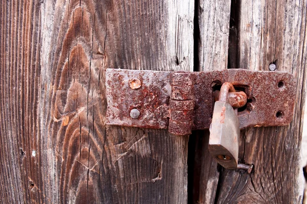 Roestige hangslot — Stockfoto