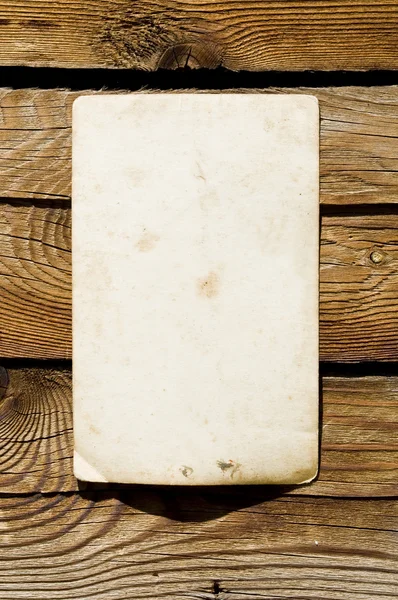 Oud papier over bruine houttextuur met natuurlijke patronen — Stockfoto