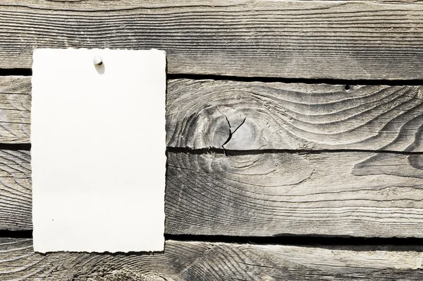Papel velho envelhecido na parede de madeira — Fotografia de Stock