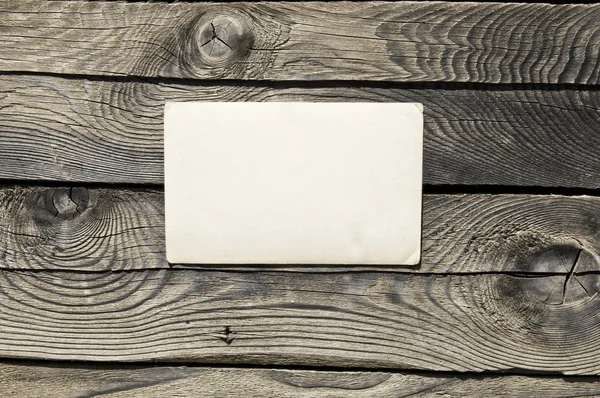 Vintage papier op hout muur met ruimte voor tekst — Stockfoto
