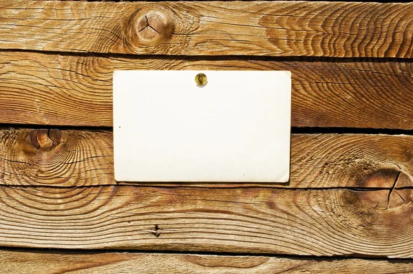 Trä vägg med blankt papper för meddelande — Stockfoto