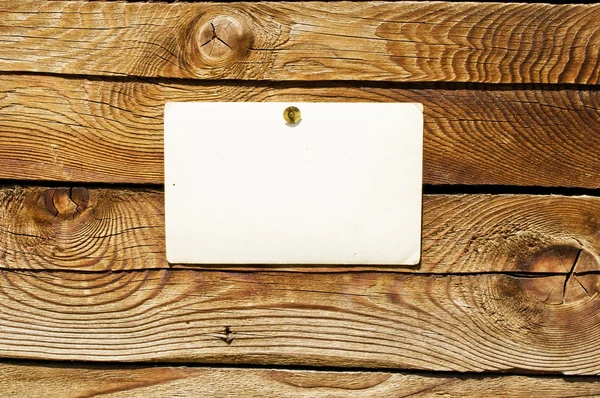 Pared de madera con papel en blanco para mensaje —  Fotos de Stock