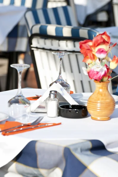 Set table in restaurant with flower — Stock Photo, Image