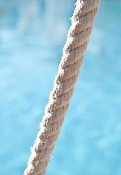 Rope against blue water — Stock Photo, Image