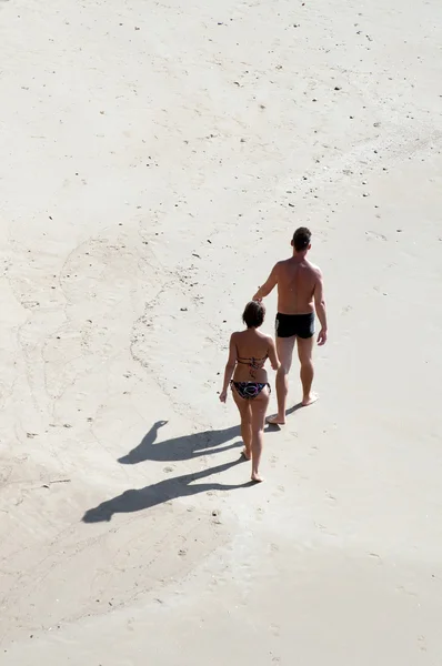 Pareja caminando en la playa de arena — Foto de Stock