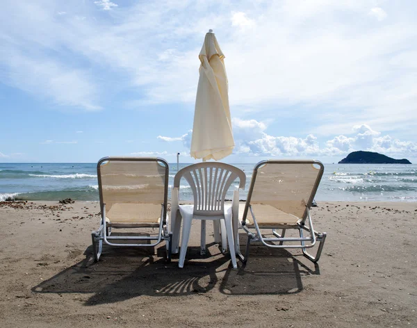 Nyaralás strand napernyőkkel fogalmi kép — Stock Fotó