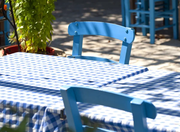 Detalhe das tradicionais mesas e cadeiras azuis da taberna grega — Fotografia de Stock