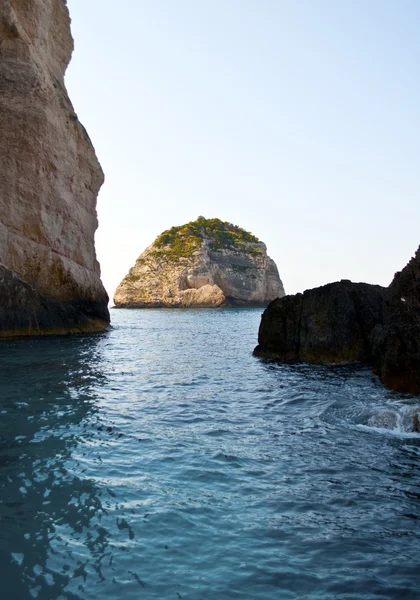 Ilha nas águas da ilha de Zakythos, na Grécia — Fotografia de Stock