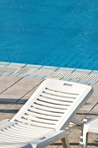 Концепция бассейна с солнцем и бассейном — стоковое фото