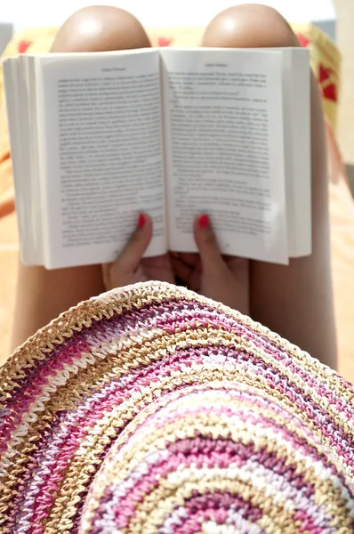 Olvasó nő könyv - Relax koncepció — Stock Fotó