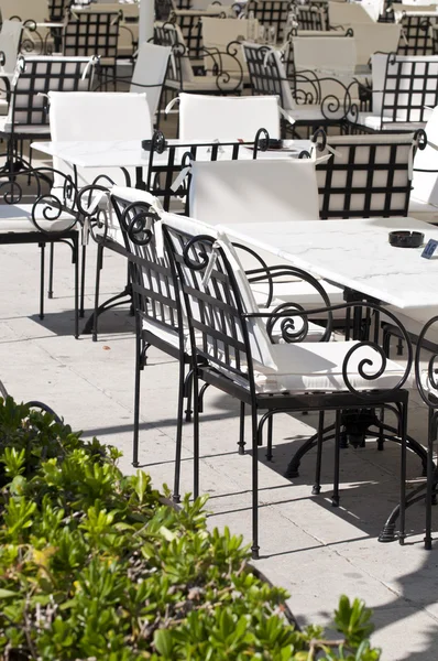 Tische und Stühle im Restaurant — Stockfoto