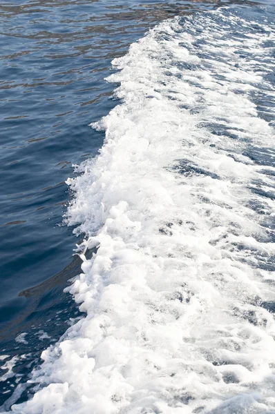 Kreuzfahrtschiff aufwachen oder Spuren im Ozean hinterlassen — Stockfoto