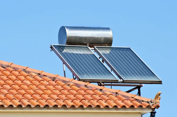 Kırmızı çatıdaki güneş paneli — Stok fotoğraf