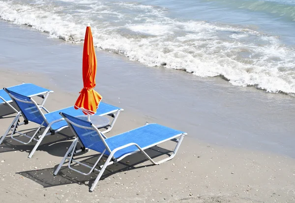 Sunbeds on beach — Stock Photo, Image