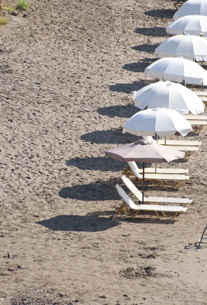 Camas de sol na praia em fila — Fotografia de Stock