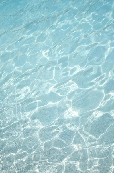 Helder water op navagio strand - zakynthos eiland Griekenland — Stockfoto