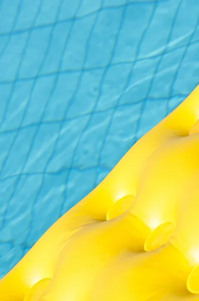 Zwevende bad in zwembad — Stockfoto