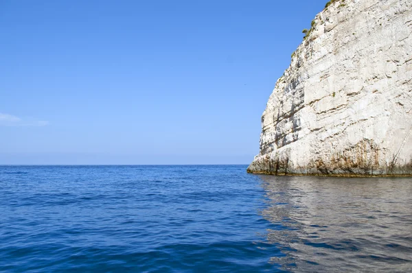 Zakynthos meerküste in blauer höhle - griechenland — Stockfoto