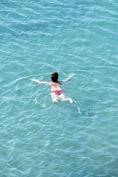 Mulher nadando no mar — Fotografia de Stock