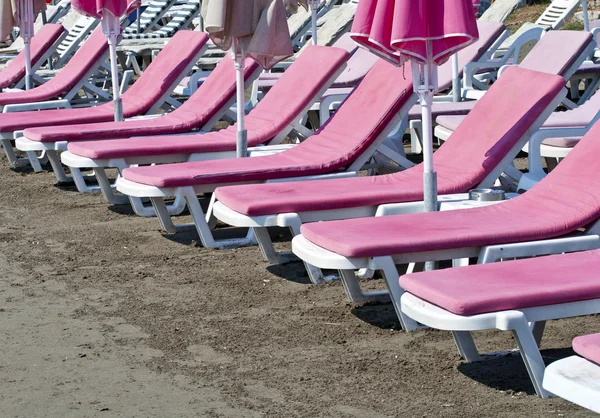 Roze ligbedden op het strand — Stockfoto